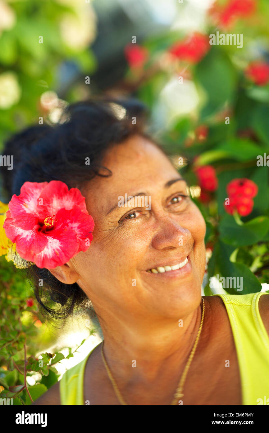 Französisch-Polynesien, Tahiti, Hochzeitsreise, einheimische Frauen mit Hibiskusblüte. Stockfoto