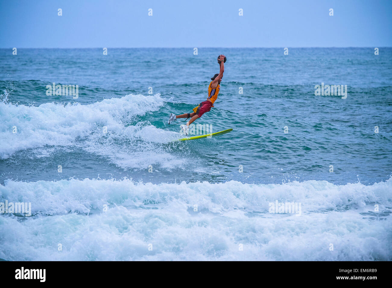 Surfen Sie in einem Karnevalskostüme, Bali, Indonesien.  Nur ein Spaß und spielen mit Freunden. Stockfoto