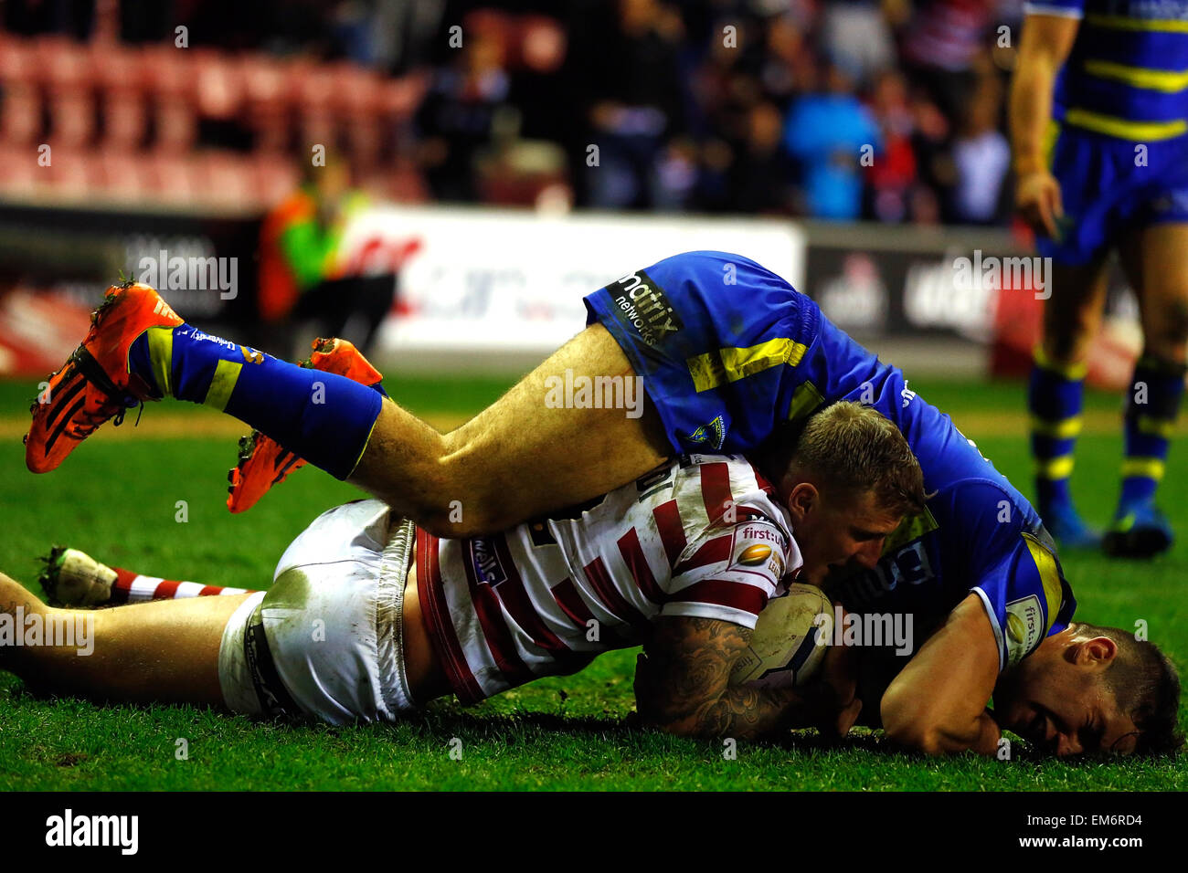 Wigan, England. 16. April 2015. Super League-Rugby. Wigan Warriors im Vergleich zu Warrington Wölfe. Dominic Manfredi von Wigan Warriors Tauchgänge über die Linie zu seinem dritten Versuch machen einen Hattrick der Versuche für heute Abend Credit score: Action Plus Sport/Alamy Live News Stockfoto