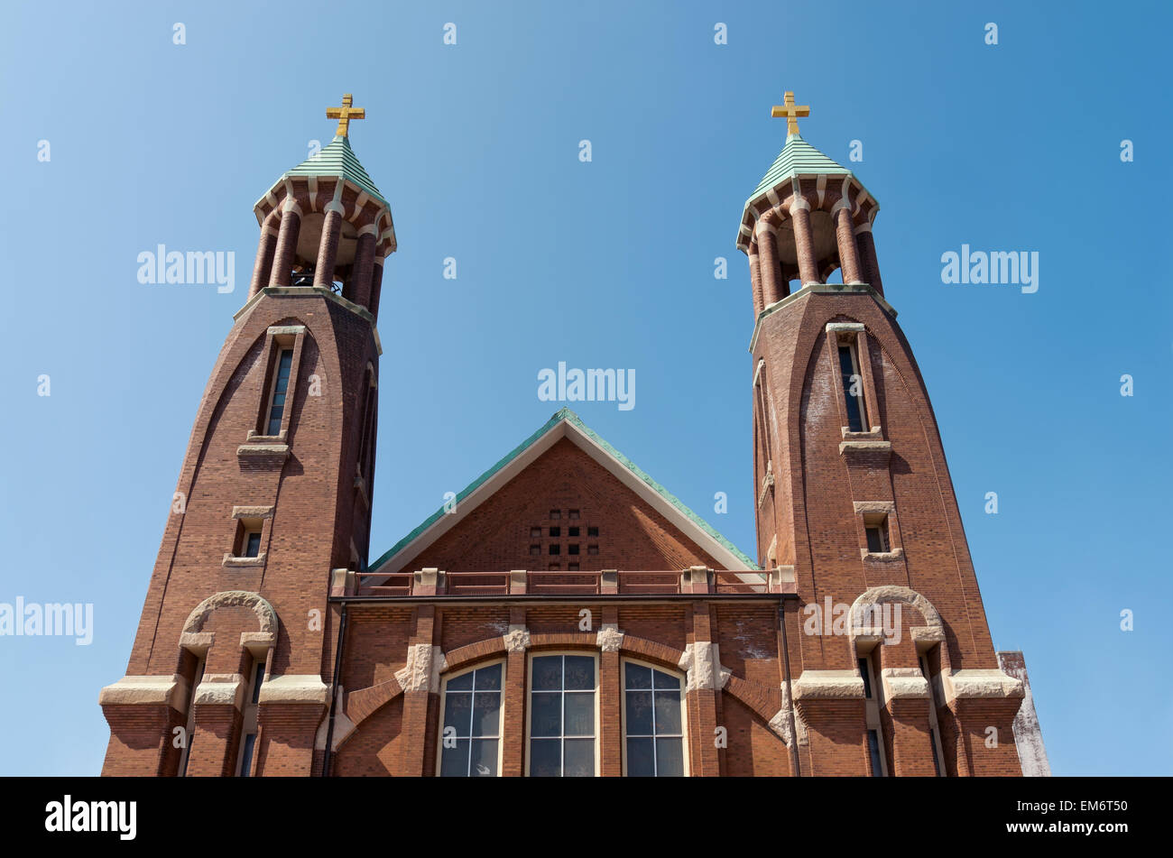Kirchenglocke Türme und Türmchen in Saint Paul Jugendstil Architektur gegen blauen Himmel Stockfoto
