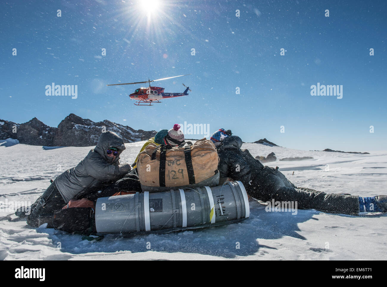 Bergende vom Rotor Wash eine Bell 212 Hubschrauber nach wird auf 11.000 ft auf den Pisten am Mount Erebus, Antarktis abgesetzt. Stockfoto