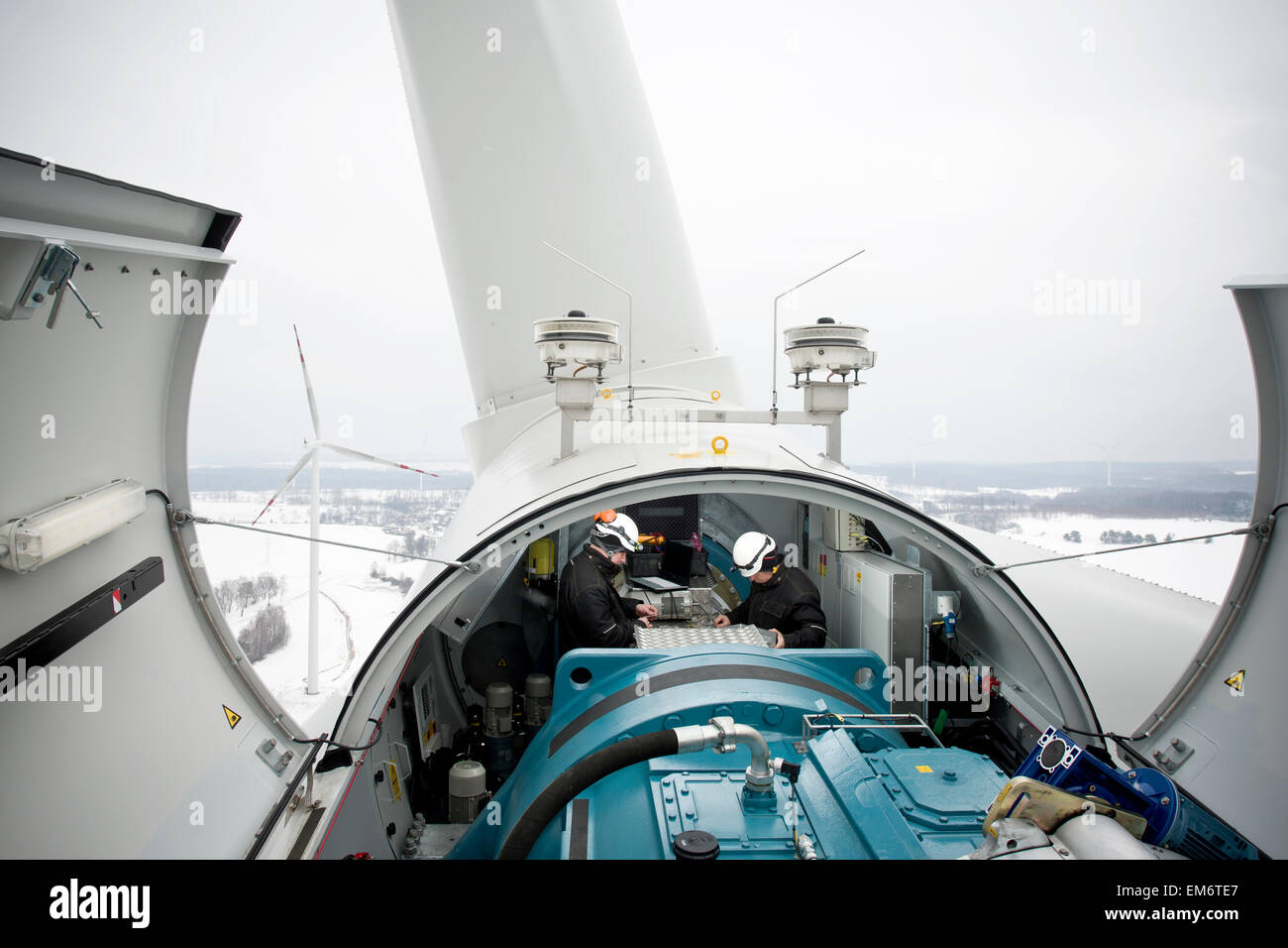 Zwei Maintenace Männer arbeiten an einer Windkraftanlage in Nordpolen in der Nähe von Kobylnica während des Winters. Stockfoto