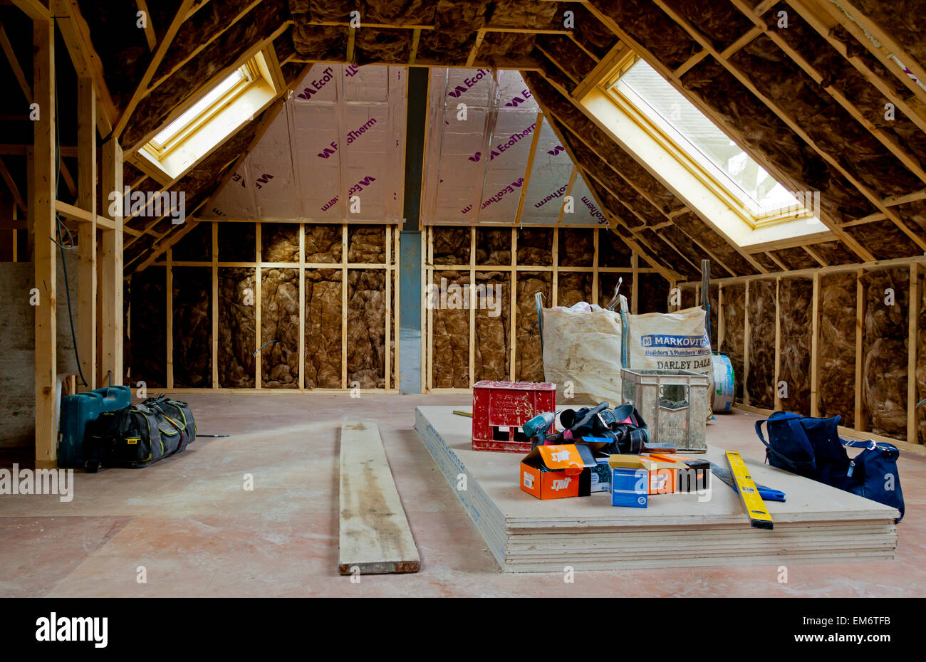 Baustoffe in eine Dachfläche auf einer Baustelle zeigt Isolierung Wolle zwischen Holzbalken vor Abschluss der Wand platziert Stockfoto