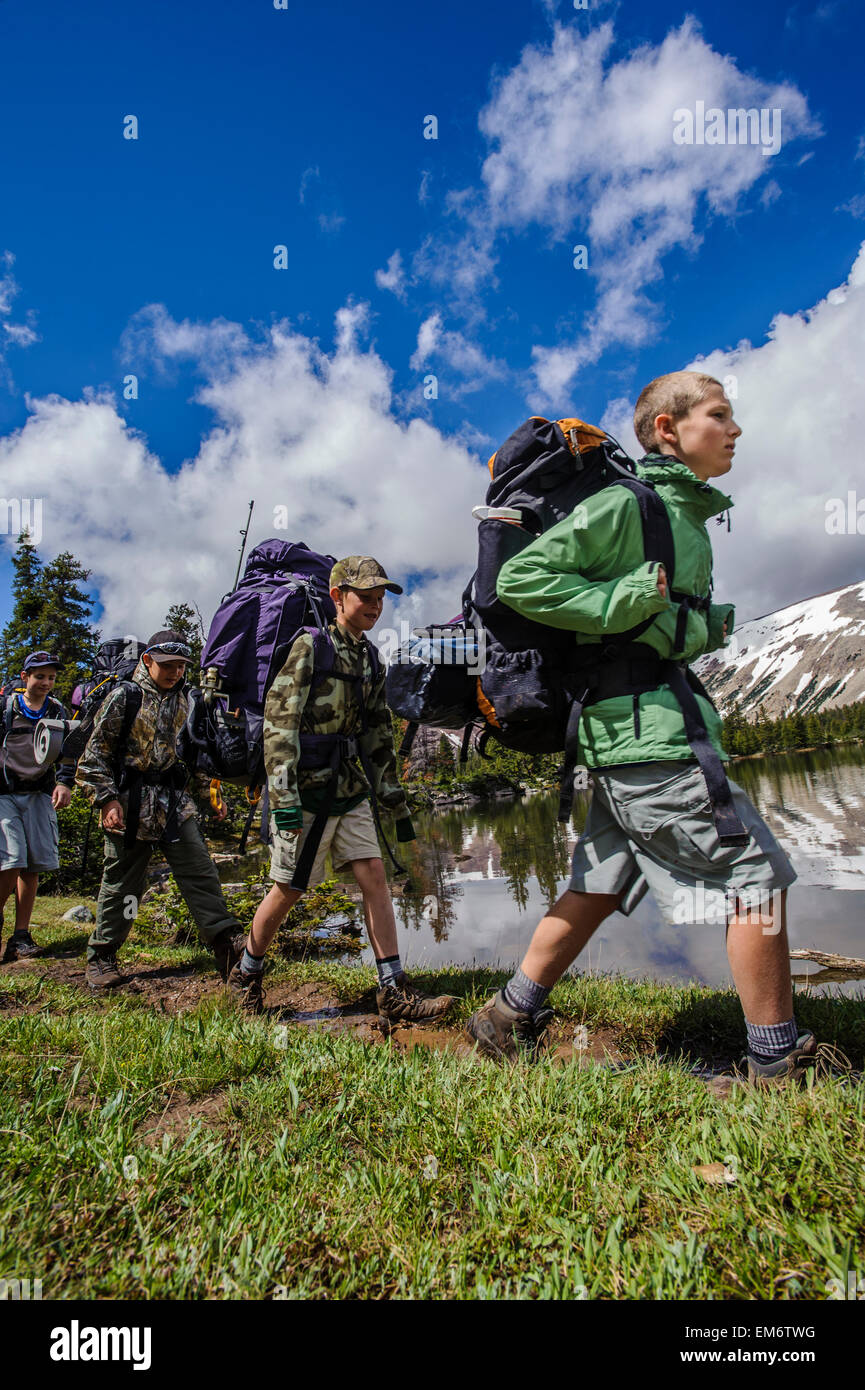 Jungen wandern vorbei Spider Lakeon eine sechs-Tage Rucksack Reise durch hohe Uintas Wildnis Bereich Uintas Range, Utah Stockfoto