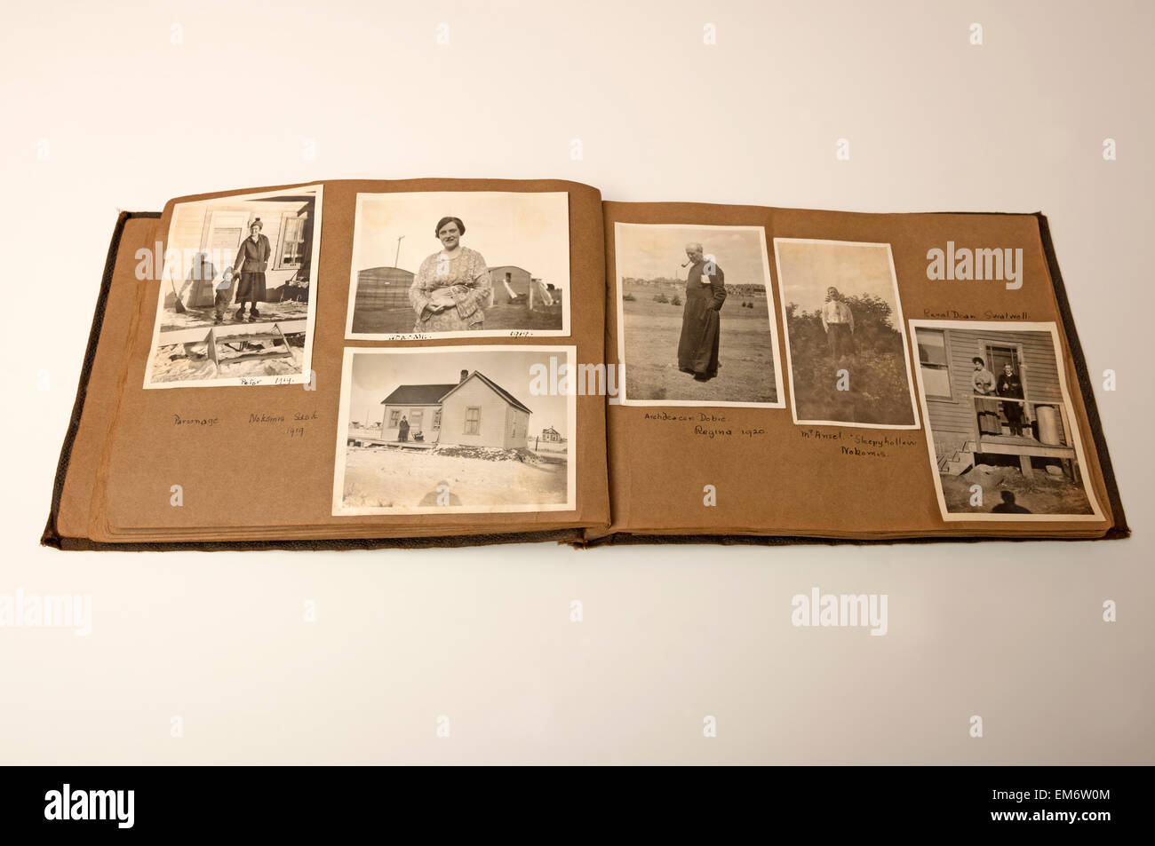 Family photo album vintage -Fotos und -Bildmaterial in hoher Auflösung –  Alamy