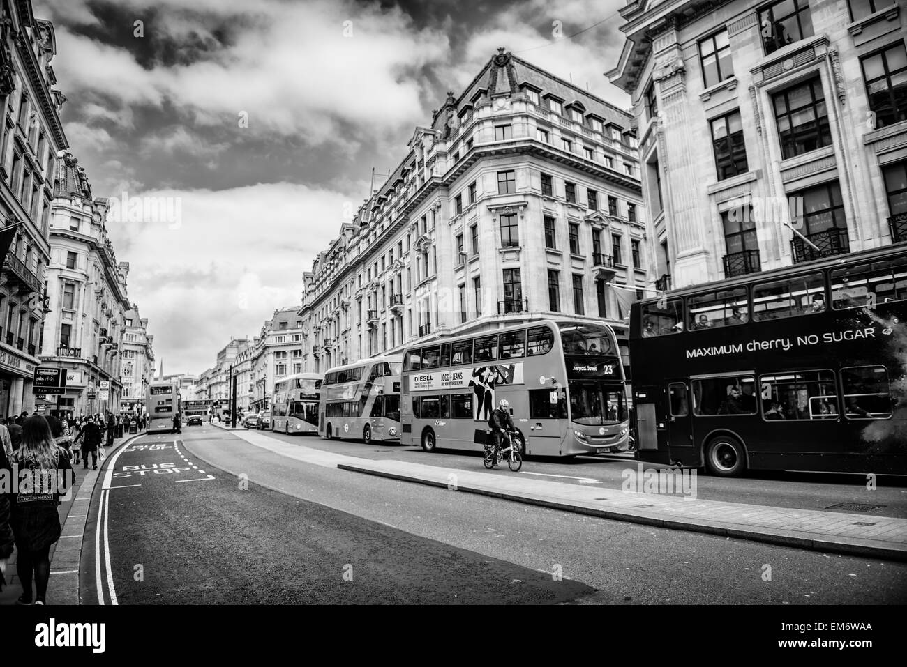 Straßen von London mit herrlichen historischen & Moderne Architekturen und legendären Wolkenkratzer. Wird die Finanzhauptstadt Europas Stockfoto