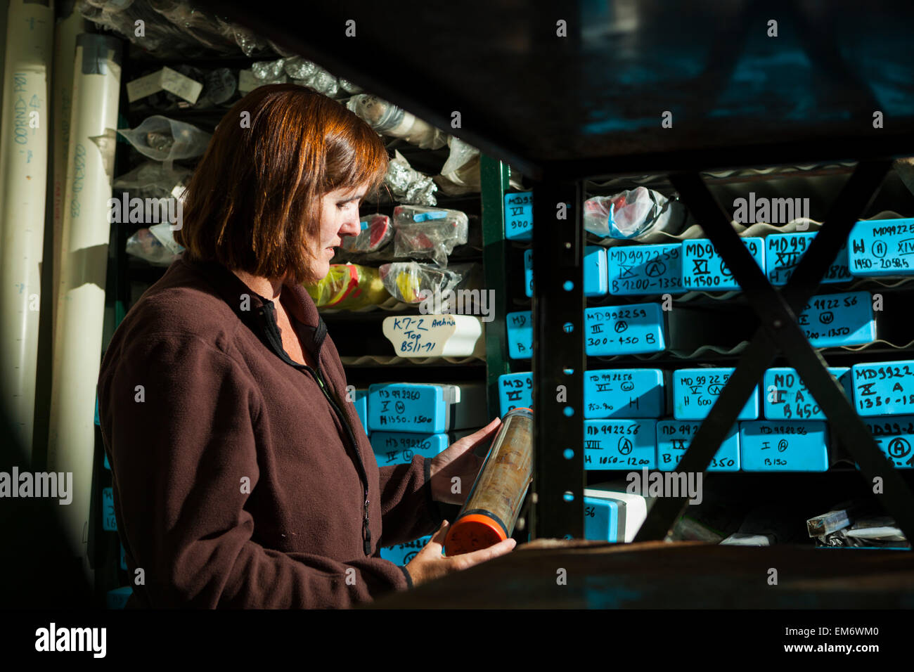 Eine Frau inspiziert Sedimentkerne ein Sedimentologie Laboratory in Boulder, Colorado. Stockfoto