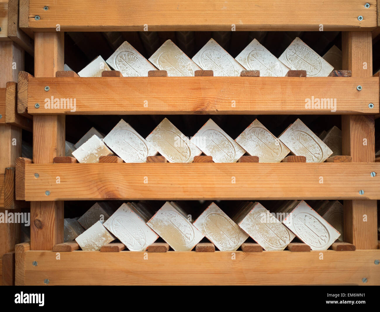 Seife trocknet in einer traditionellen Seifenfabrik in Kerkyra Stockfoto
