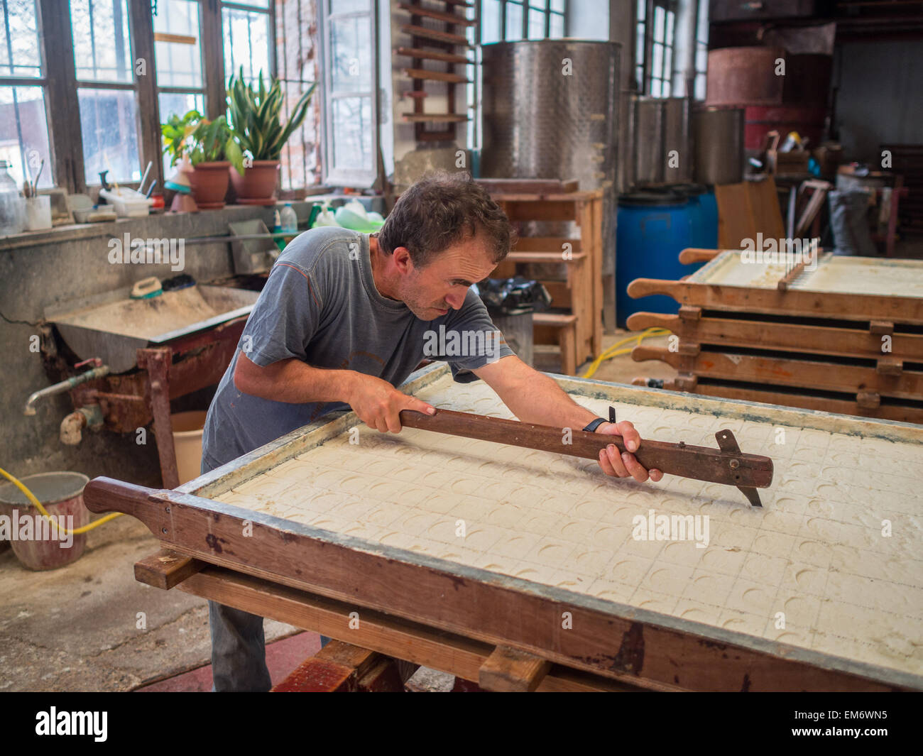 Mann schneiden Seife in einer traditionellen Seifenfabrik in Kerkyra Stockfoto
