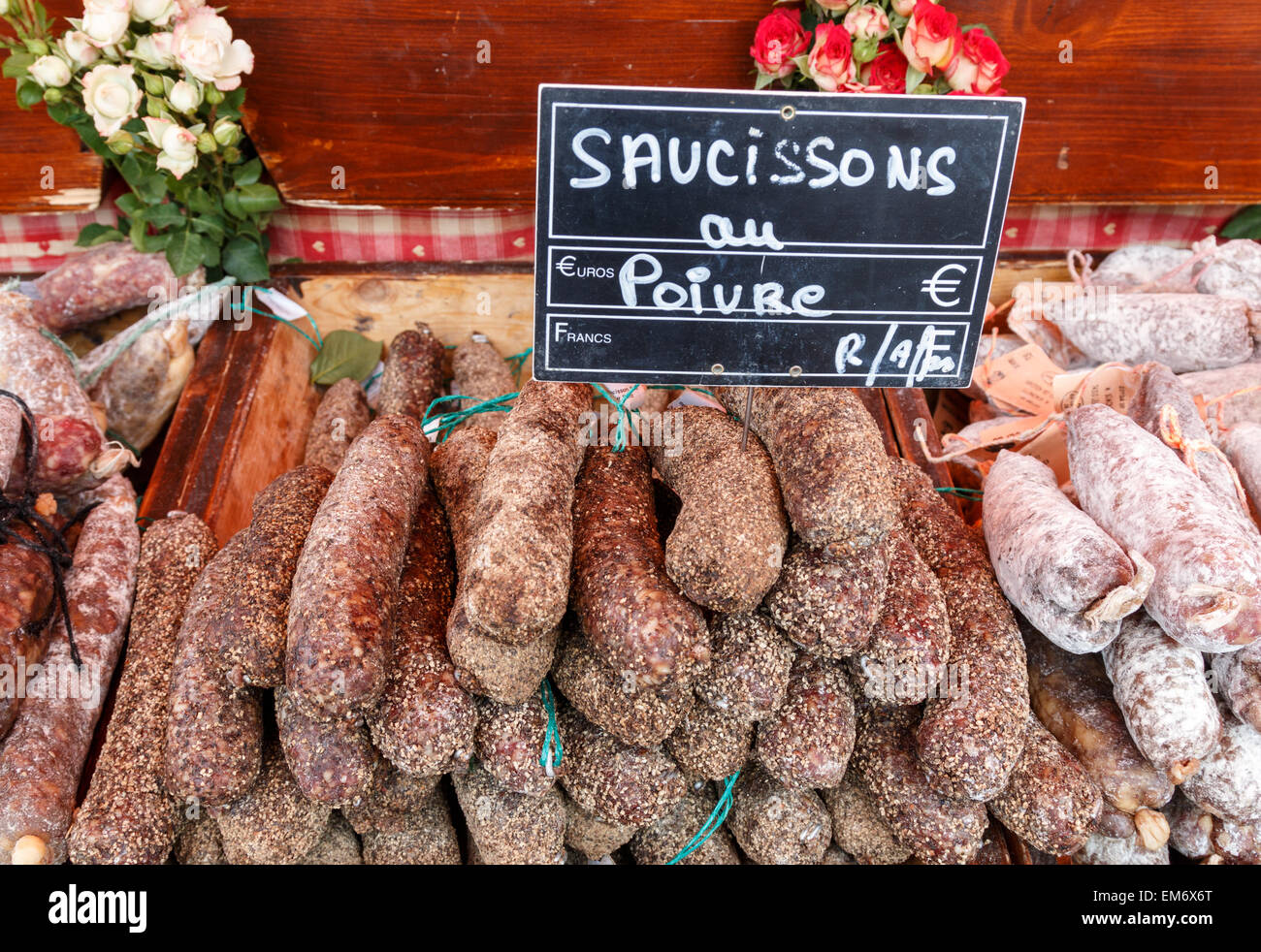 Französische Würste zum Verkauf auf dem französischen Land. Stockfoto