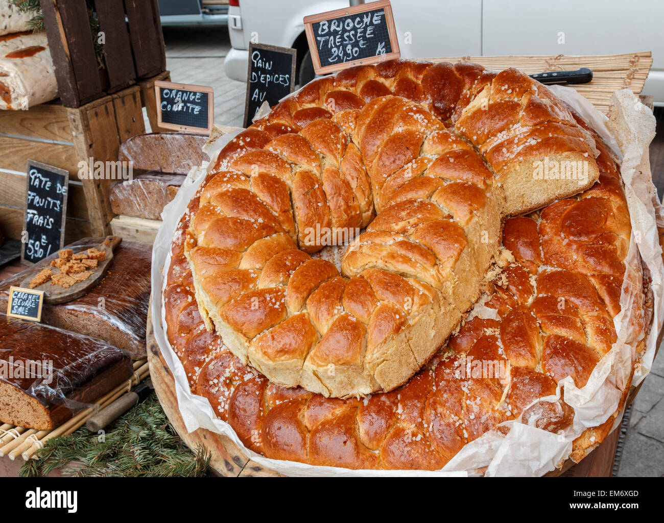 Großer Ring Brioche in einem französischen Markt zu verkaufen. Stockfoto