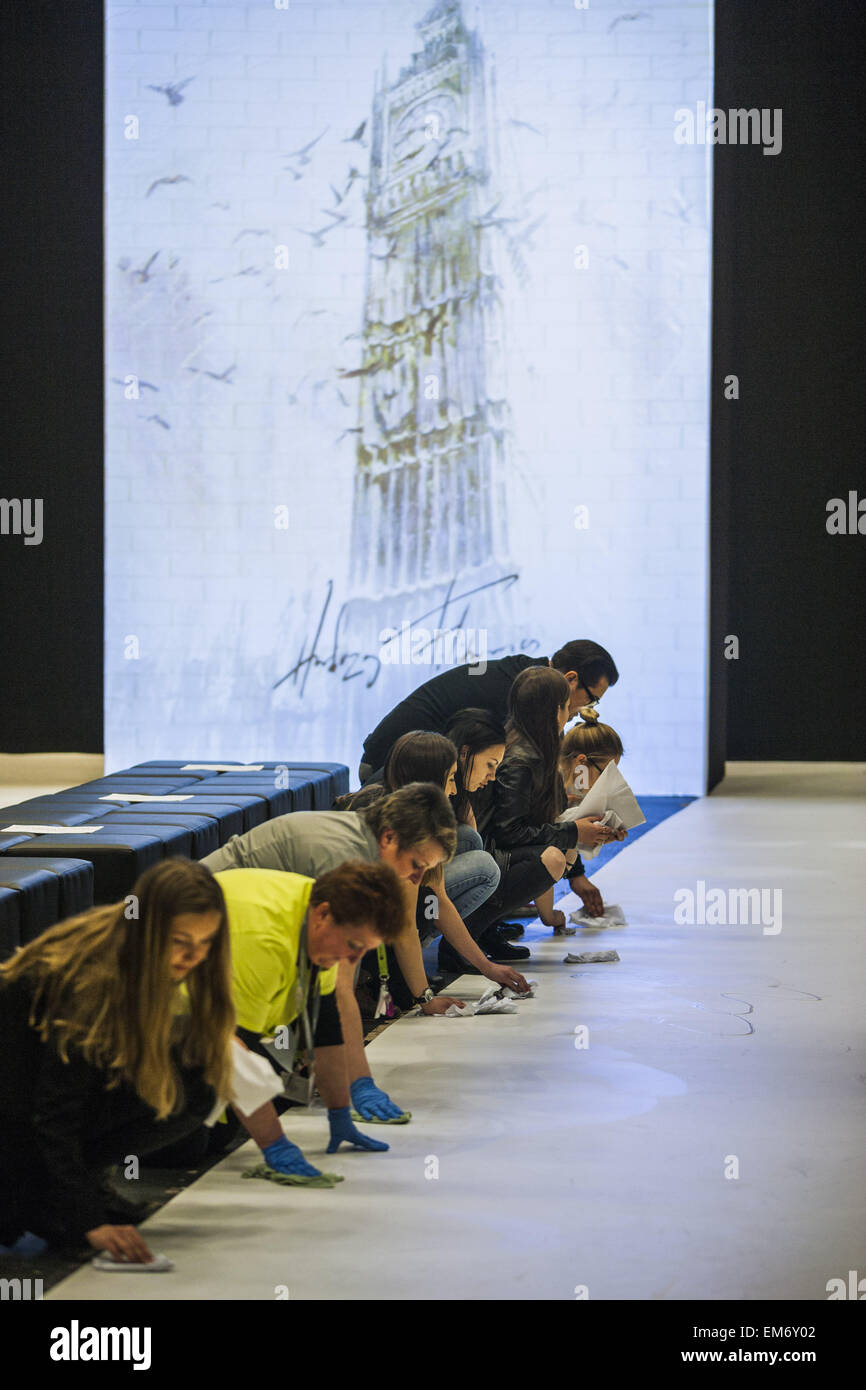 Lodz, Polen. 16. April 2015. Sorgfältige Reinigung des Catwalks für Modelle in den ersten Vorbereitungen in der Fashion Week Poland in Lodz. Bildnachweis: Celestino Arce/ZUMA Wire/ZUMAPRESS.com/Alamy Live-Nachrichten Stockfoto