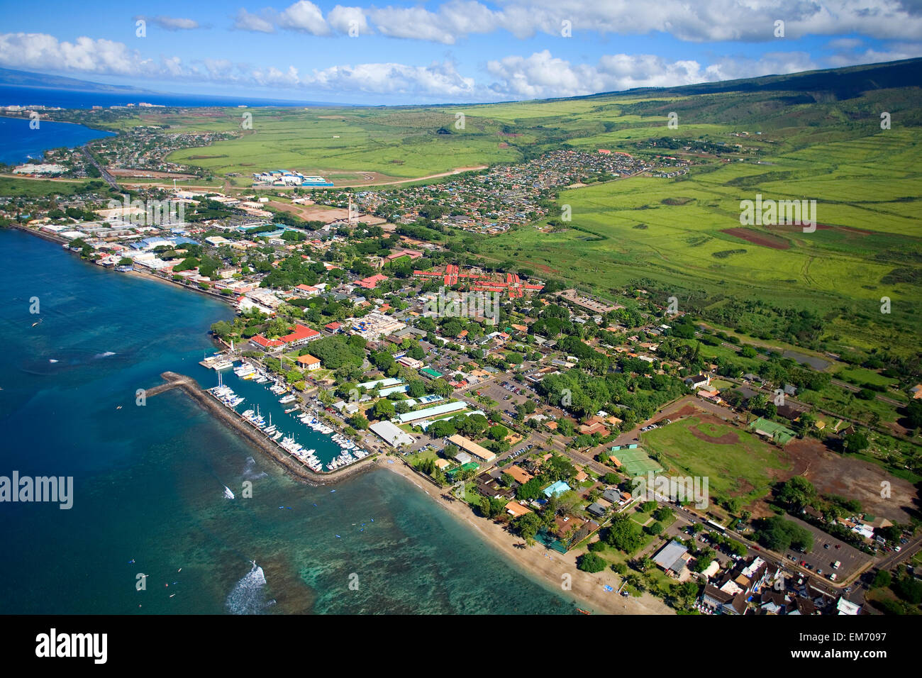 USA, Hawaii, Maui, Blick auf Hafen und Stadt; Lahaina Stockfoto