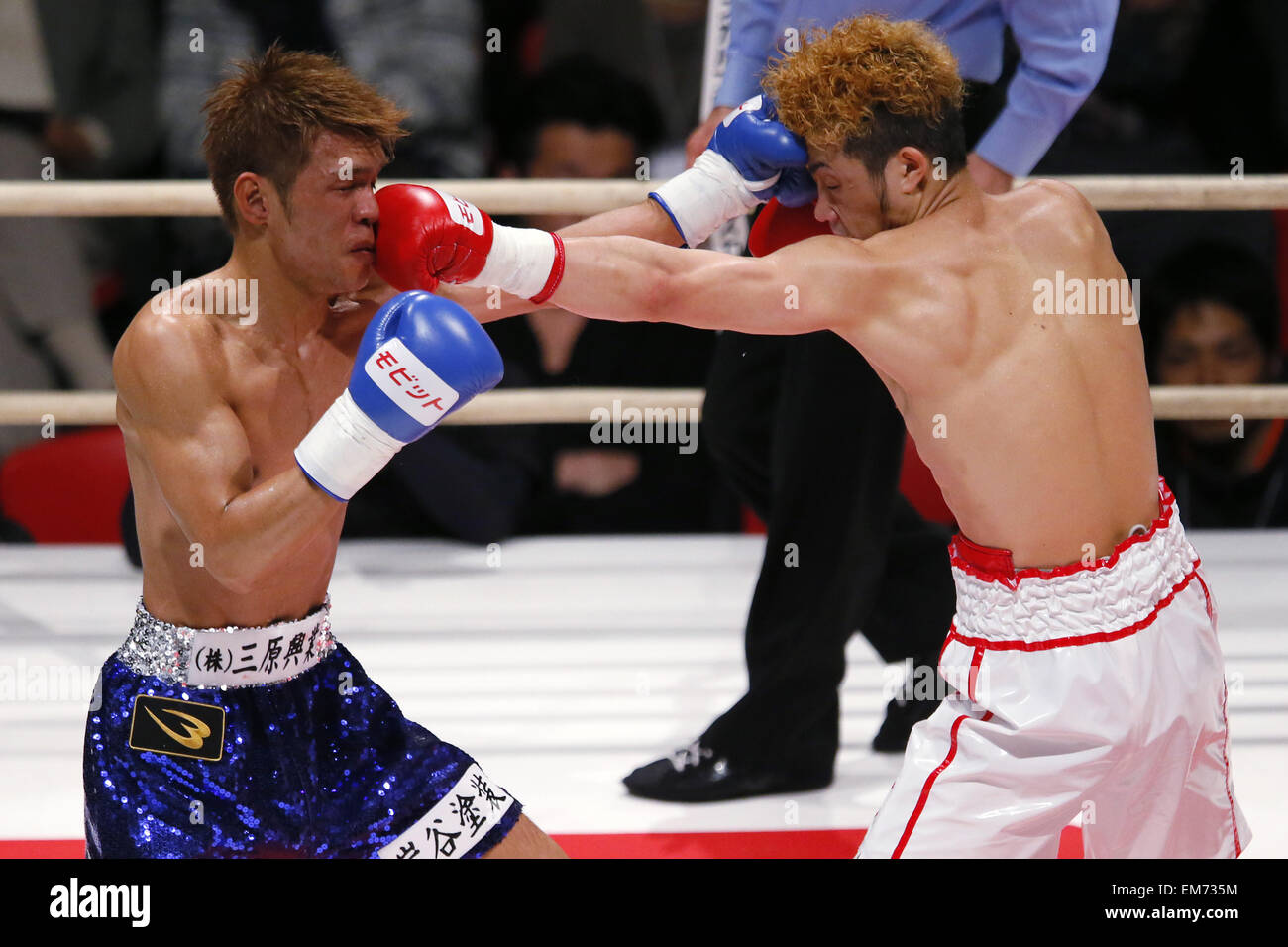 Osaka, Japan. 16. April 2015. . Juiki Tatsuyoshi nach 2 Runden durch KO gewonnen. 16. April 2015. (L, R) Tadao Iwatani, Juiki Tatsuyoshi Boxen: Juiki Tatsuyoshi gegen Tadao Iwatani, während die Super-Bantam Gewicht Boxkampf an Aufbauhersteller Colosseum in Osaka, Japan. 16. April 2015. . Juiki Tatsuyoshi nach 2 Runden durch KO gewonnen. Bildnachweis: Yusuke Nakanishi/AFLO SPORT/Alamy Live-Nachrichten Stockfoto