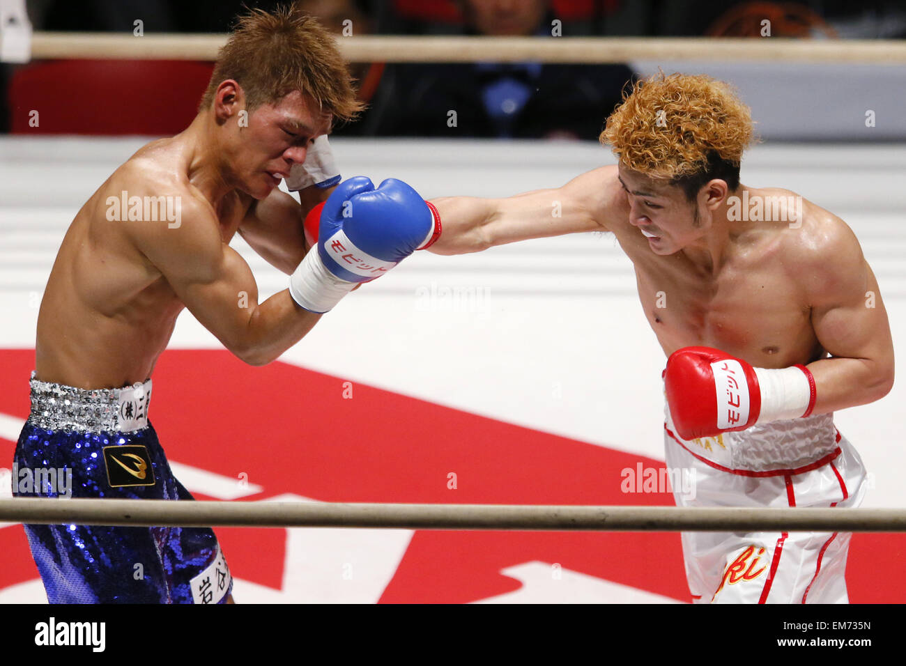 Osaka, Japan. 16. April 2015. . Juiki Tatsuyoshi nach 2 Runden durch KO gewonnen. 16. April 2015. (L, R) Tadao Iwatani, Juiki Tatsuyoshi Boxen: Juiki Tatsuyoshi gegen Tadao Iwatani, während die Super-Bantam Gewicht Boxkampf an Aufbauhersteller Colosseum in Osaka, Japan. 16. April 2015. . Juiki Tatsuyoshi nach 2 Runden durch KO gewonnen. Bildnachweis: Yusuke Nakanishi/AFLO SPORT/Alamy Live-Nachrichten Stockfoto