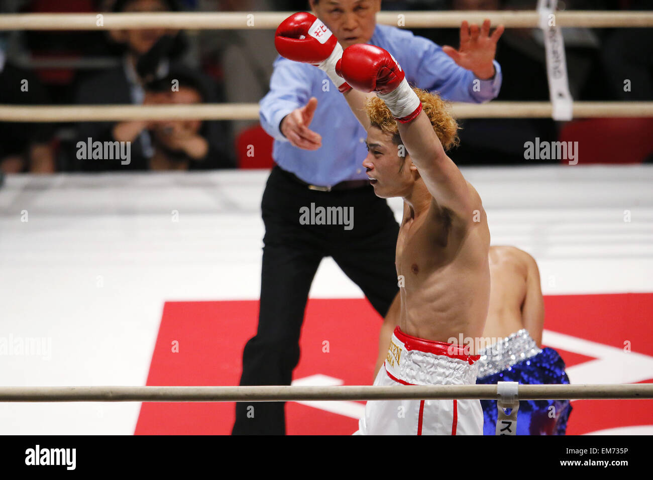 Osaka, Japan. 16. April 2015. . Juiki Tatsuyoshi nach 2 Runden durch KO gewonnen. 16. April 2015. Juiki Tatsuyoshi Boxen: Juiki Tatsuyoshi Aktion gegen Tadao Iwatani, während die Super-Bantam Gewicht Boxkampf an Aufbauhersteller Colosseum in Osaka, Japan. 16. April 2015. . Juiki Tatsuyoshi nach 2 Runden durch KO gewonnen. Bildnachweis: Yusuke Nakanishi/AFLO SPORT/Alamy Live-Nachrichten Stockfoto