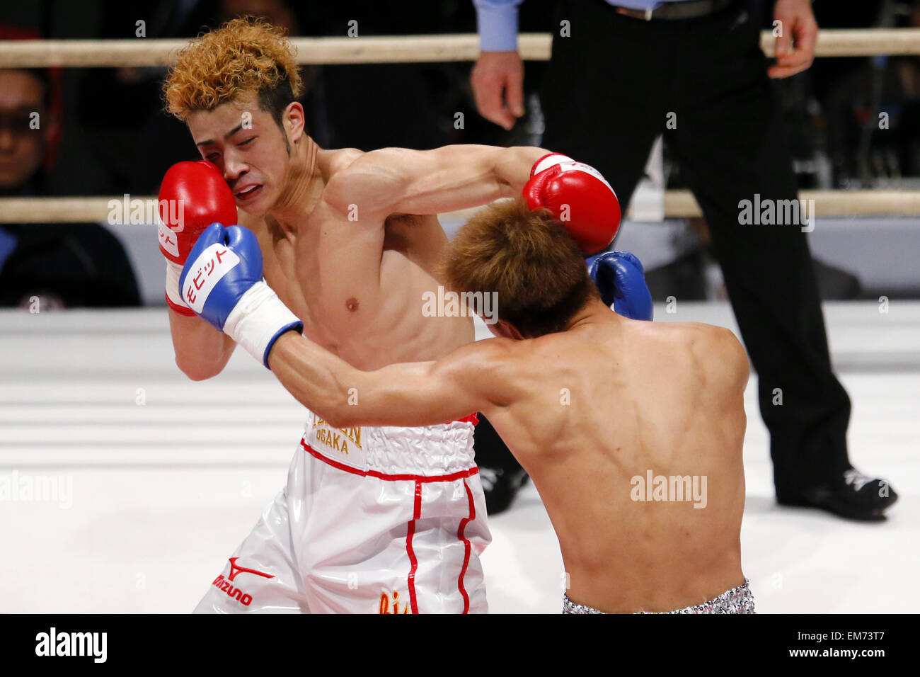 Osaka, Japan. 16. April 2015. . Juiki Tatsuyoshi nach 2 Runden durch KO gewonnen. 16. April 2015. (L, R) Juiki Tatsuyoshi, Tadao Iwatani Boxen: Juiki Tatsuyoshi gegen Tadao Iwatani, während die Super-Bantam Gewicht Boxkampf an Aufbauhersteller Colosseum in Osaka, Japan. 16. April 2015. . Juiki Tatsuyoshi nach 2 Runden durch KO gewonnen. Bildnachweis: Yusuke Nakanishi/AFLO SPORT/Alamy Live-Nachrichten Stockfoto