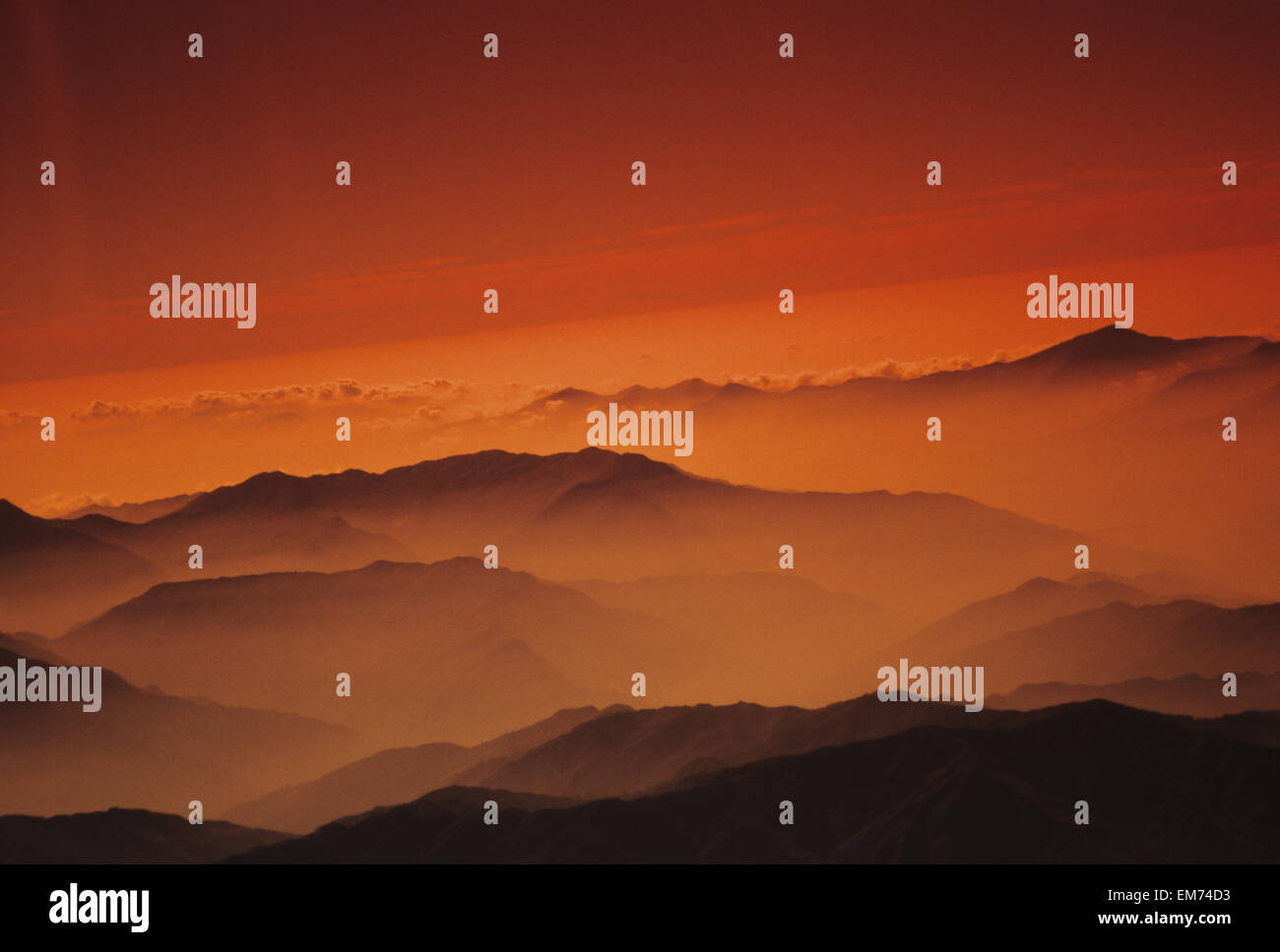 Nepal, Kathmandu-Tal, Draufsicht auf Hügeln unter Orange Dunst und Himmel abhebt. Stockfoto