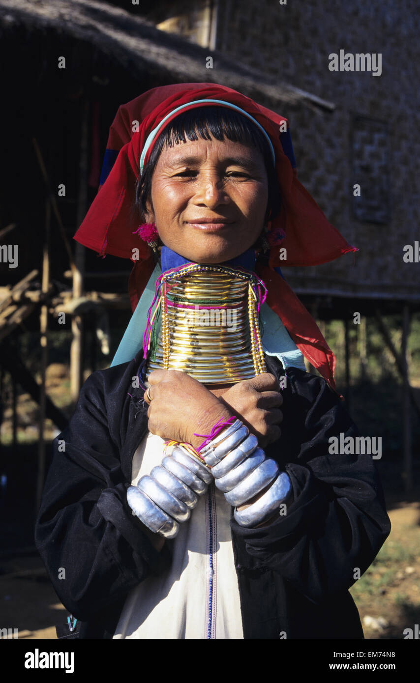 Birma (Myanmar), Inle-See, Kaungdine Dorf, Padaung Tribal Trägerin Hals Ringe. Stockfoto