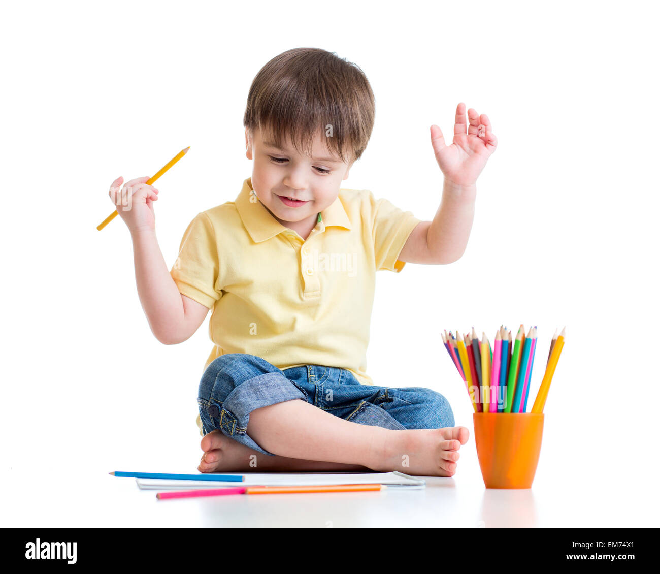 Glückliches Kind zeichnen mit Bleistiften in album Stockfoto