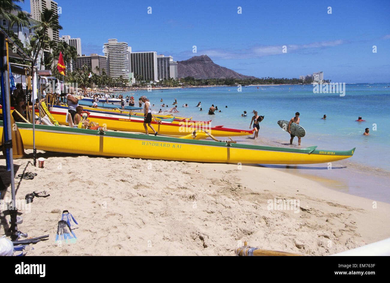 Waikiki, Hawaii, Oahu, Outrigger-Kanus auf überfüllten Strand, Waikiki und Diamond Head im Hintergrund. Stockfoto