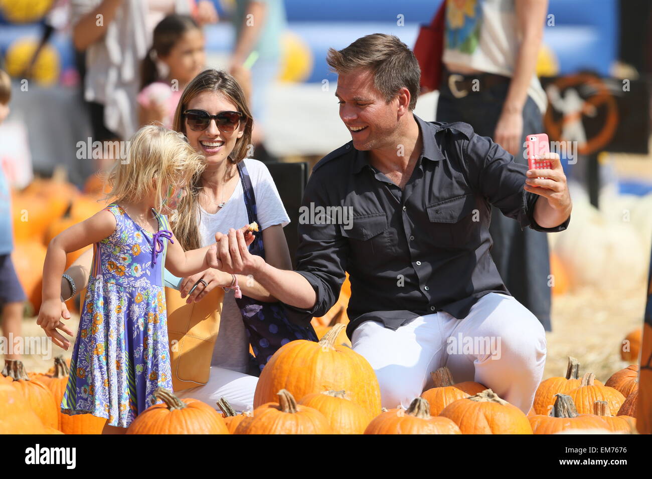 Michael Weatherly und Frau Bojana Jankovic gesehen unter ihre Tochter Olivia Weatherly, Mr Bones Pumpkin Patch Featuring: Michael Weatherly, Bojana Jankovic, Olivia Weatherly wo: Los Angeles, California, Vereinigte Staaten von Amerika bei: 13. Oktober 2014 Stockfoto