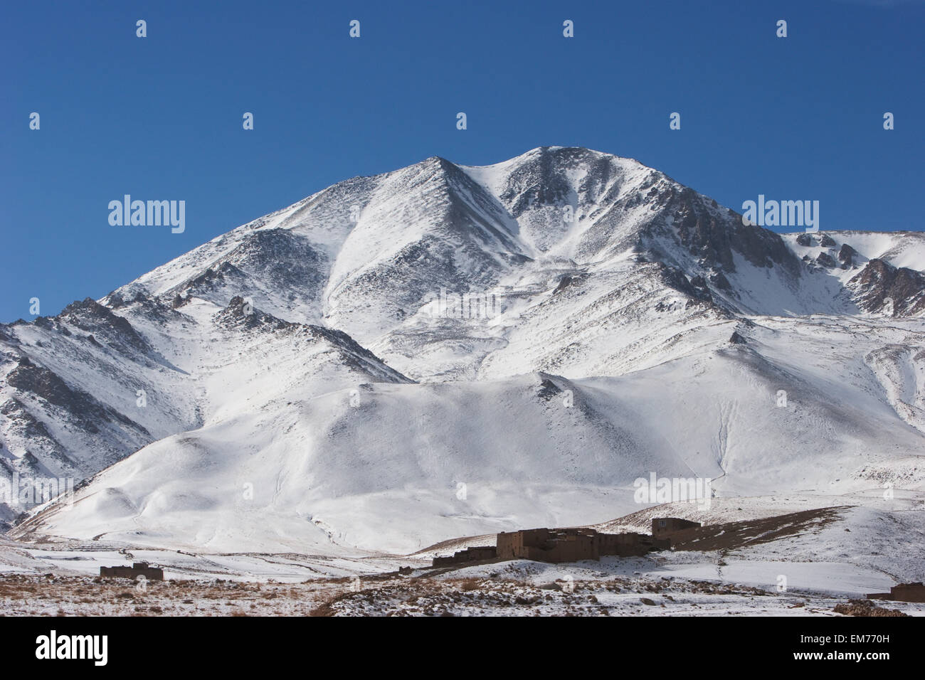 Lehmhäuser am Hajigak Pass mit dem Koh-ich-Baba-Bereich wie eine Kulisse, Vardak Provinz, Afghanistan Stockfoto