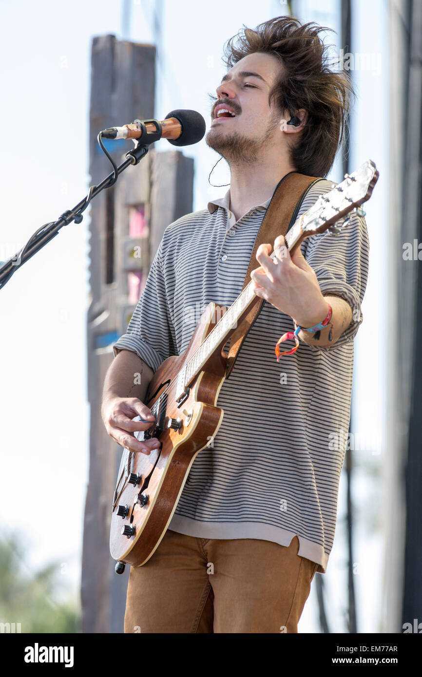 11. April 2015 - Indio, Kalifornien, USA - Musiker CLEMENS REHBEIN von Milky Chance tritt während der drei Tage des Coachella Music and Arts Festival im Empire Polo Club in Indio, Kalifornien (Credit-Bild: © Daniel DeSlover/ZUMA Draht) Stockfoto