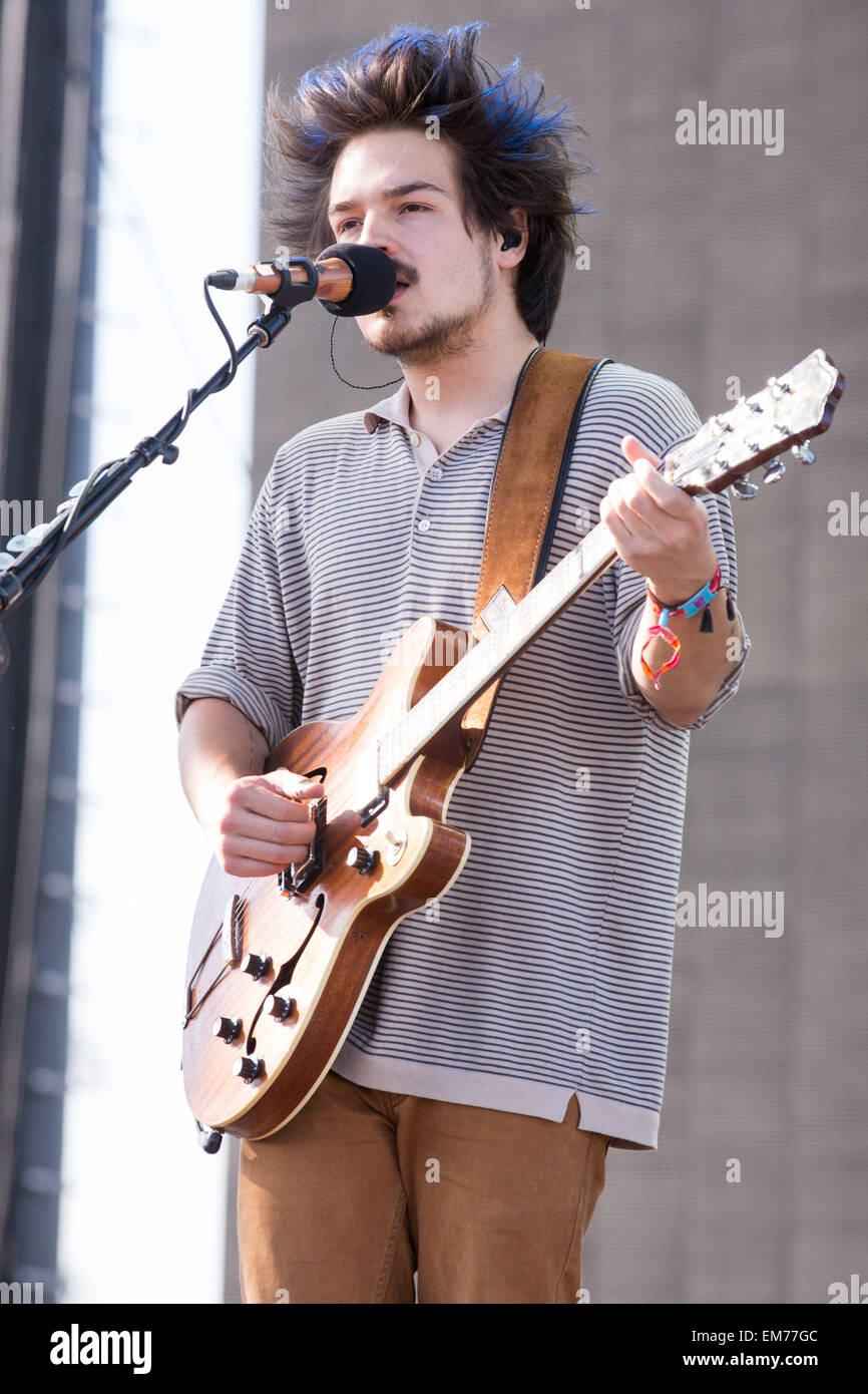 11. April 2015 - Indio, Kalifornien, USA - Musiker CLEMENS REHBEIN von Milky Chance tritt während der drei Tage des Coachella Music and Arts Festival im Empire Polo Club in Indio, Kalifornien (Credit-Bild: © Daniel DeSlover/ZUMA Draht) Stockfoto