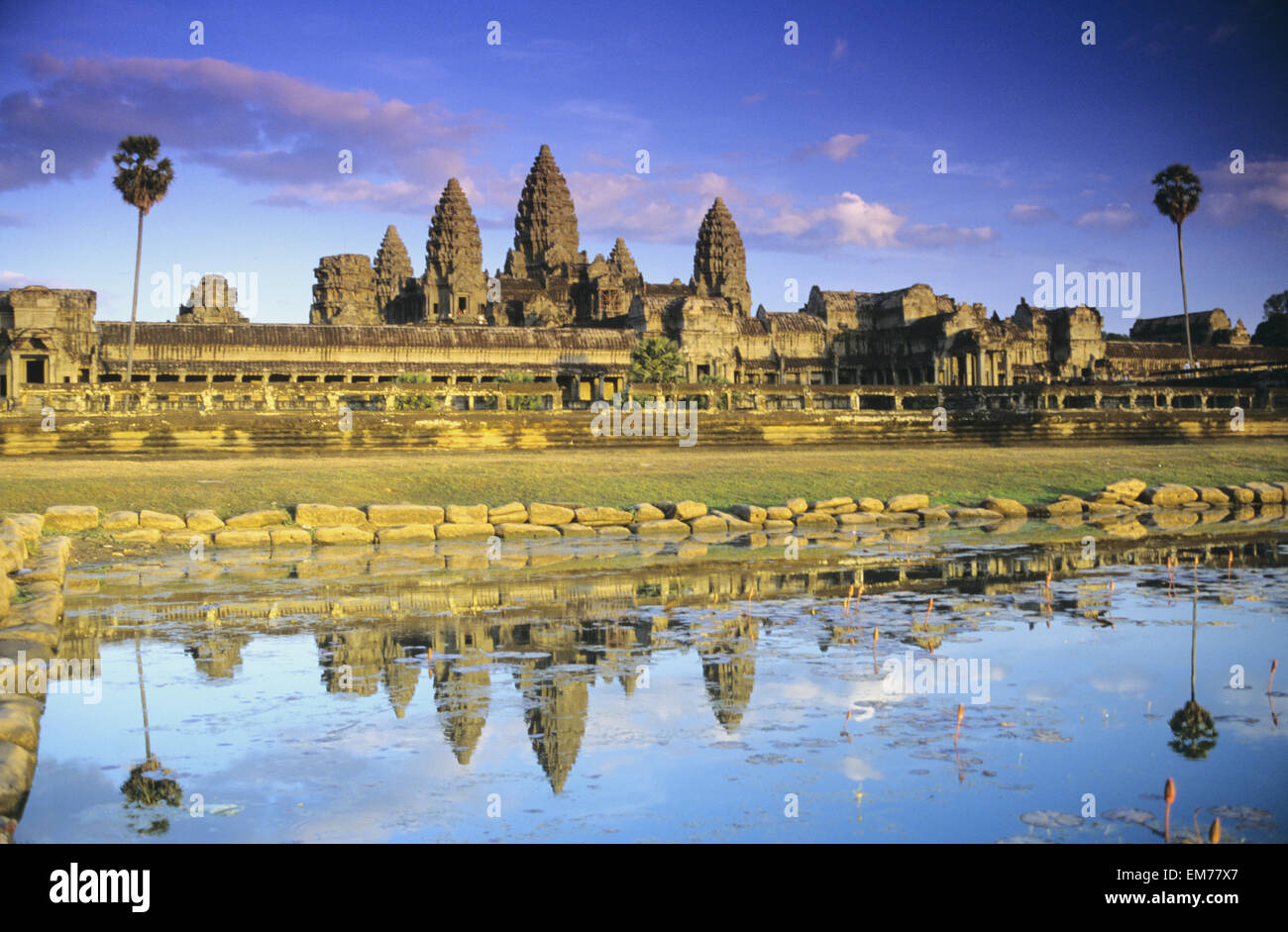 Kambodscha, Siem Reap, Angkor Wat, Blick auf die Tempel von vorne, Reflexion im Pool Stockfoto