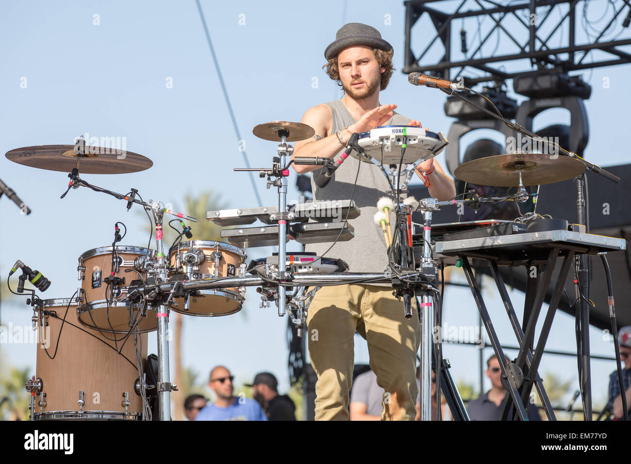11. April 2015 - Indio, Kalifornien, USA - Musiker ANTONIO GREGER von Milky Chance tritt während der drei Tage des Coachella Music and Arts Festival im Empire Polo Club in Indio, Kalifornien (Credit-Bild: © Daniel DeSlover/ZUMA Draht) Stockfoto