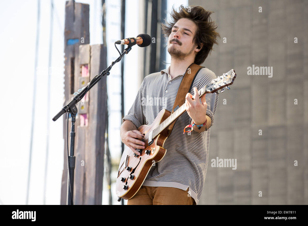 11. April 2015 - Indio, Kalifornien, USA - Musiker CLEMENS REHBEIN von Milky Chance tritt während der drei Tage des Coachella Music and Arts Festival im Empire Polo Club in Indio, Kalifornien (Credit-Bild: © Daniel DeSlover/ZUMA Draht) Stockfoto