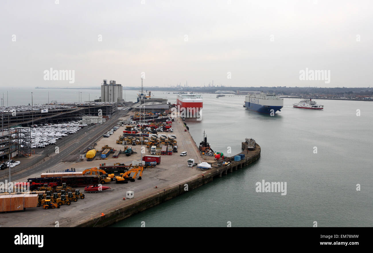 Transporter-Schiffe kommen bei Southampton Docks Dock Kopf Stockfoto
