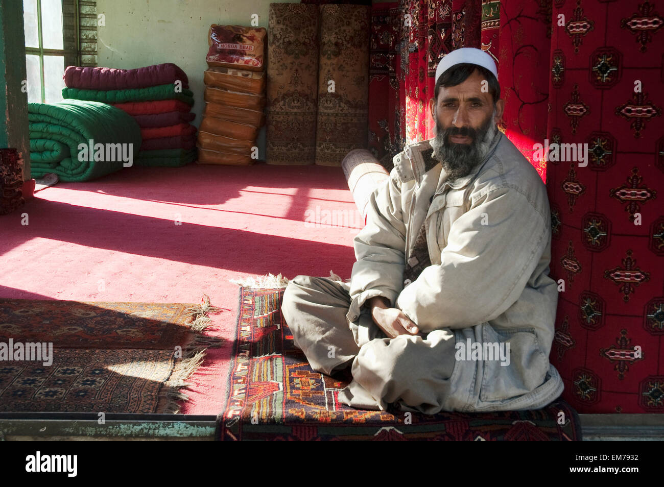Afghanischer Mann in einem Teppich-laden In Charikar, Parwan Provinz, Afghanistan Stockfoto