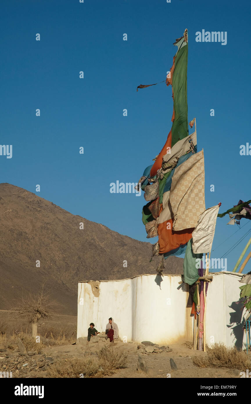 Fahnen flattern im Wind über einen muslimischen Friedhof In Jalrez, Provinz Vardak, Afghanistan Stockfoto