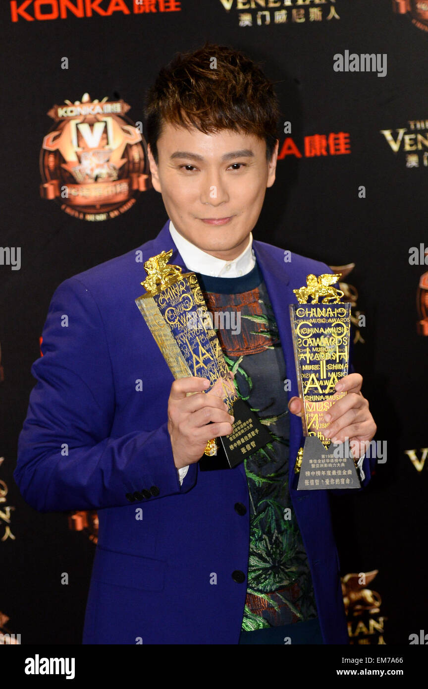 Macao, China. 16. April 2015. Sänger Jeff Chang Shin-Che ist "Jährlichen Best Song" ausgezeichnet, während der Teilnahme an der 19. China Music Award (CMA) und asiatischen einflussreiche Siegerehrung in Macau, Südchina, 16. April 2015. © Cheong Kam Ka/Xinhua/Alamy Live-Nachrichten Stockfoto