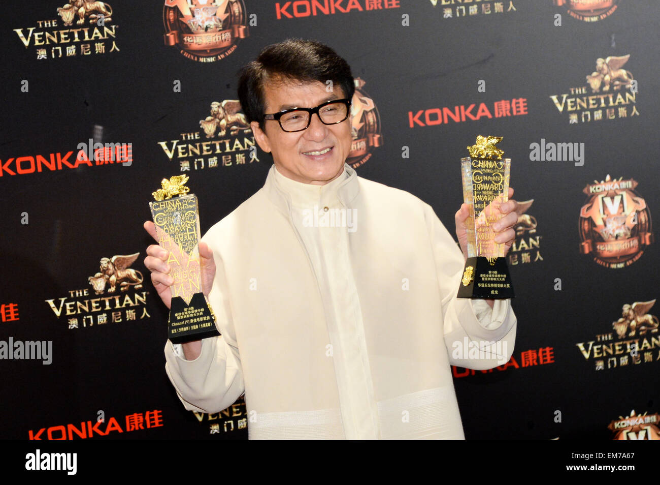 Macao, China. 16. April 2015. Schauspieler Jackie Chan ist "Sonderbeitrag" ausgezeichnet, während der Teilnahme an der 19. China Music Award (CMA) und asiatischen einflussreiche Siegerehrung in Macau, Südchina, 16. April 2015. © Cheong Kam Ka/Xinhua/Alamy Live-Nachrichten Stockfoto