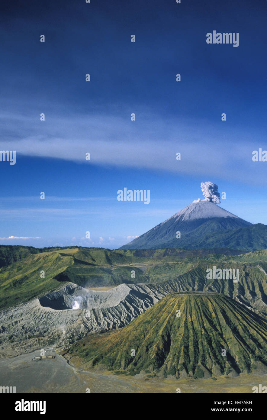 Indonesien, Java, Bromo Tengger Semeru Nationalpark Übersicht Vulkan ausbricht Hintergrund Stockfoto