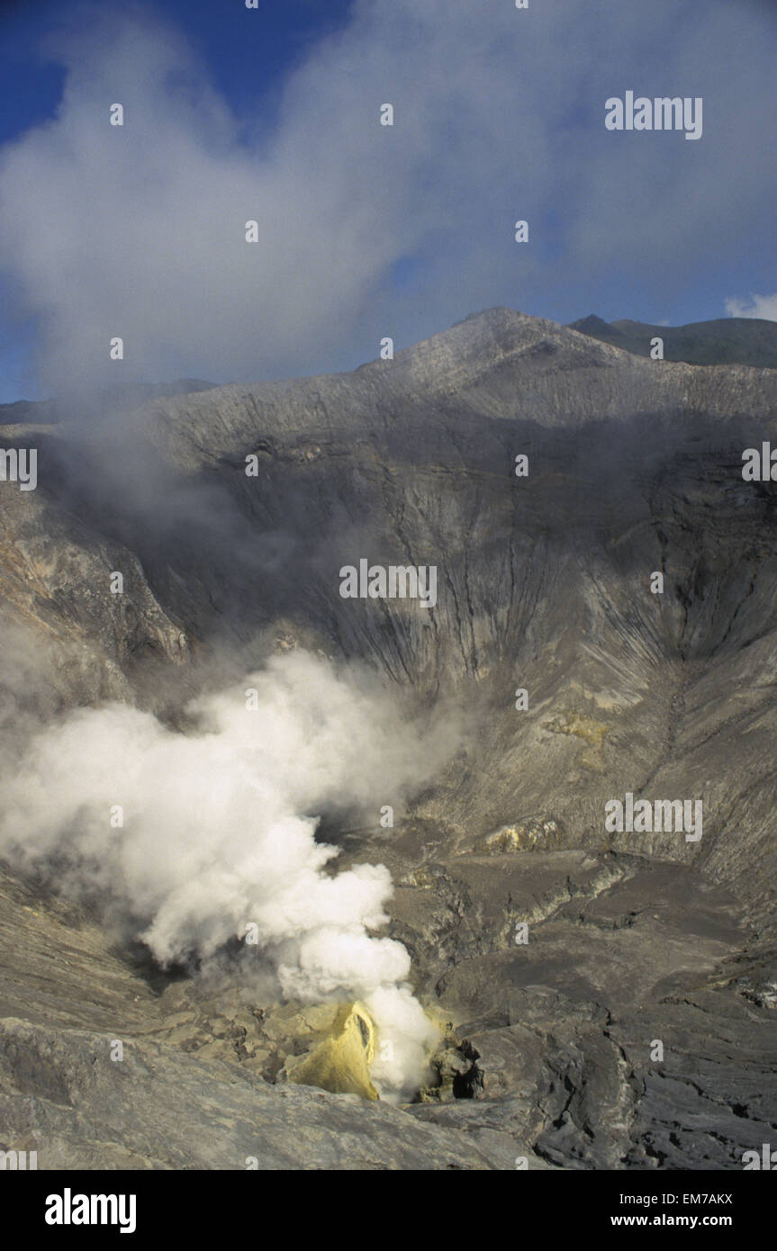 Indonesien, Java, Bromo Tengger Semeru Nationalpark, Rauch aus innerhalb der Krater des Mount Bromo Stockfoto