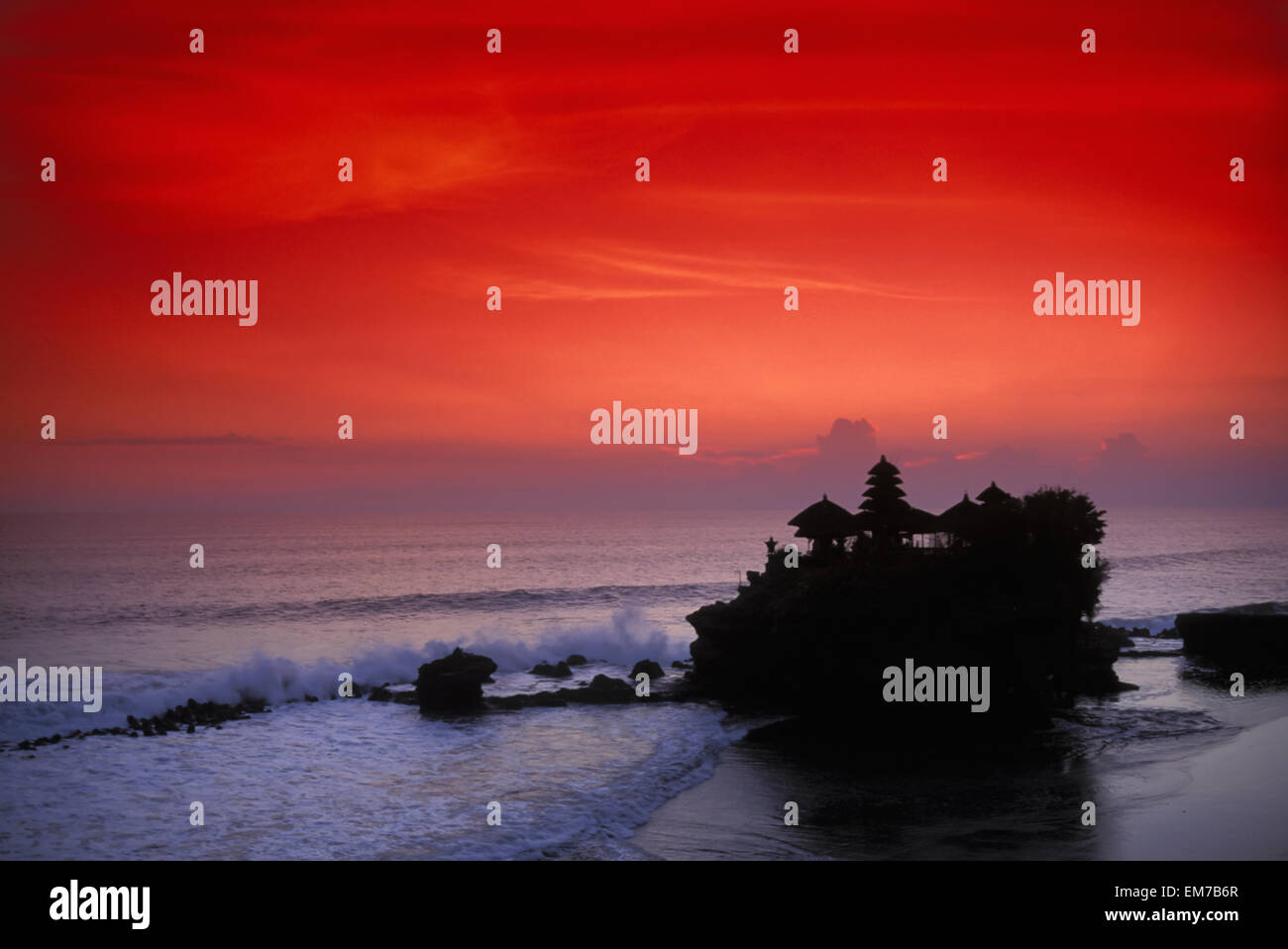 Indonesien, Bali, Taneh Lot Tempel Silhouette bei Sonnenuntergang, Roter Himmel Stockfoto