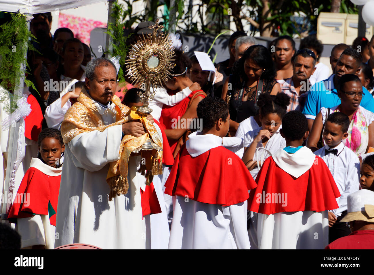 Im freien Roem. Cath. Masse fest, Priester präsentiert Eucharistie Monstranz, Les Colimasson, Insel La Réunion, Frankreich Stockfoto