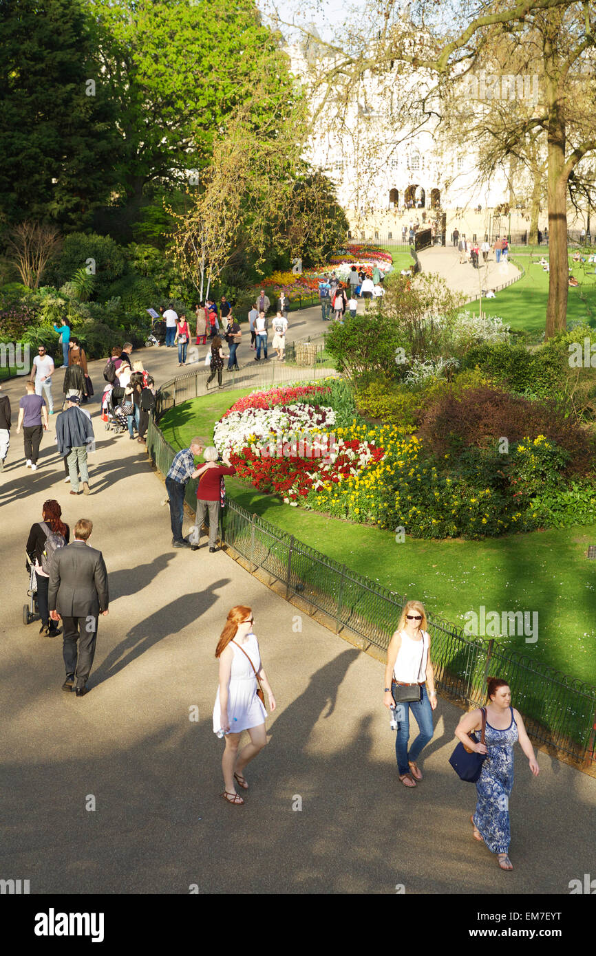 St James Park London, Großbritannien. Besucher und Touristen genießen die Blumenbeete und den Frühlingssonne. Spaziergang im Park UK. London Park. Touristen London Stockfoto