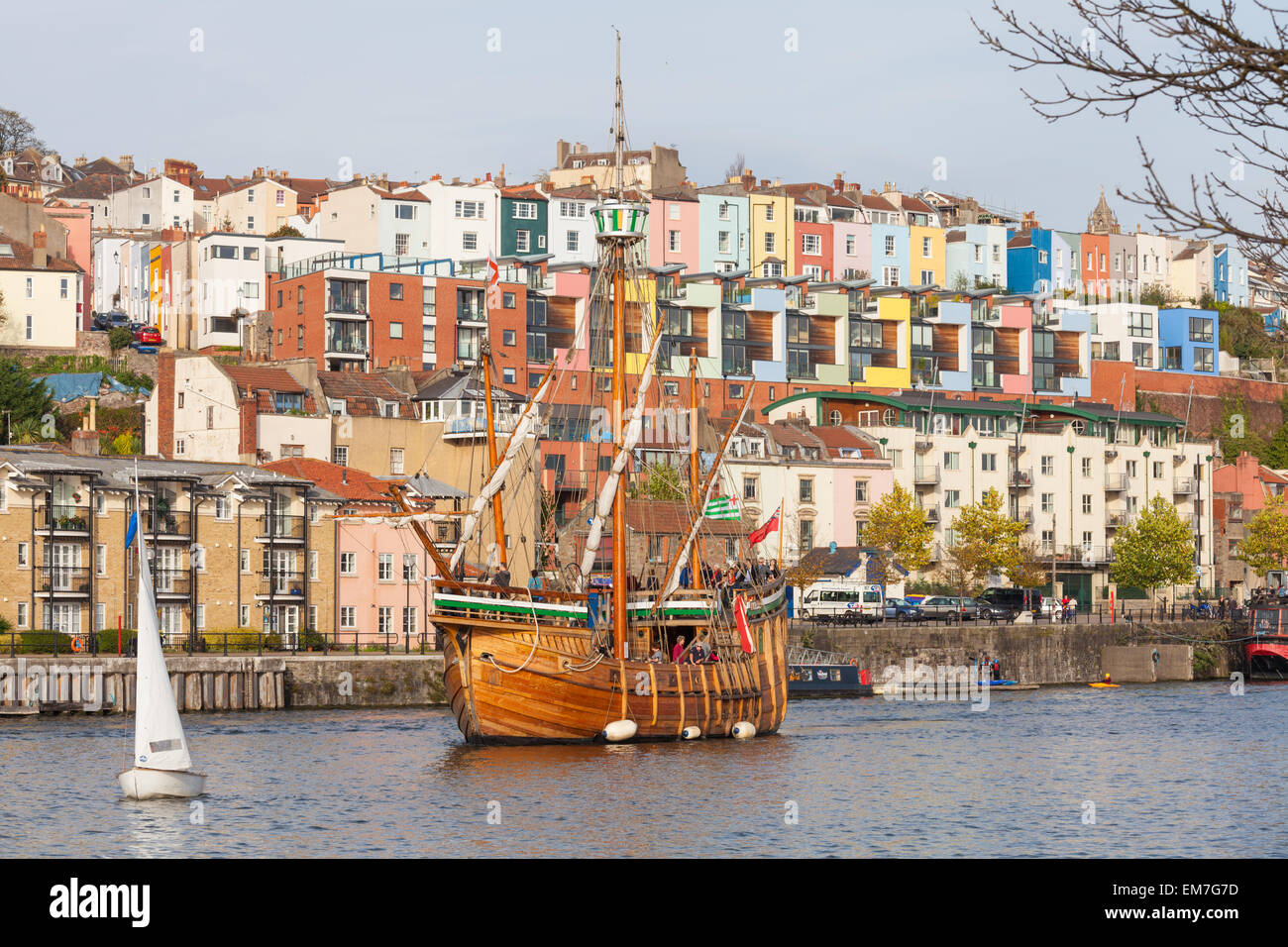 Die Matthew gesehen Segeln vorbei an den bunten Häusern von Hotwells in Bristol Stockfoto