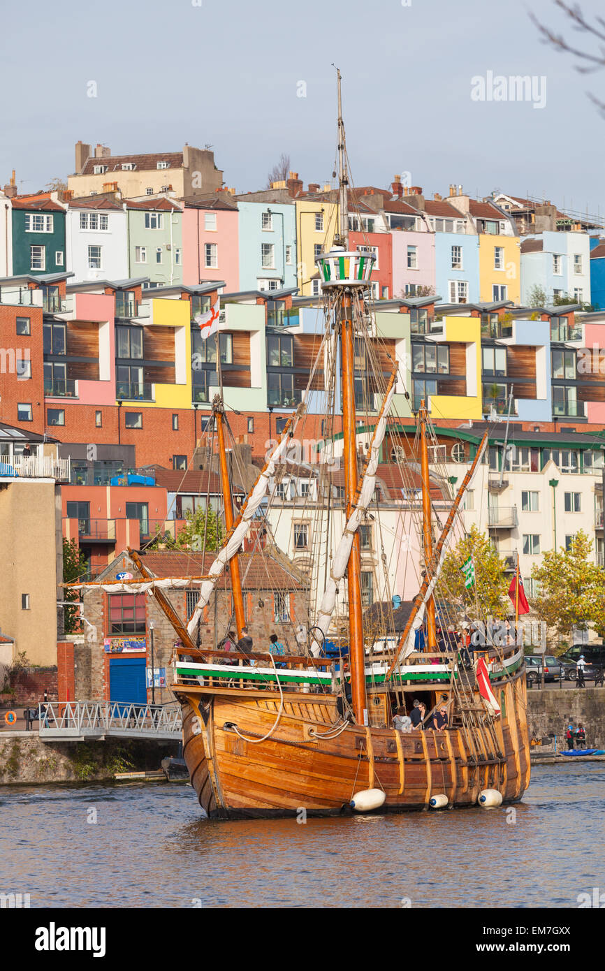 Die Matthew gesehen Segeln vorbei an den bunten Häusern von Hotwells in Bristol Stockfoto