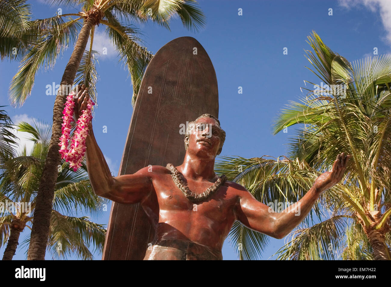 Hawaii, Oahu, Waikiki, Duke Kahanamoku Statue vor Kuhio Beach Park. Stockfoto