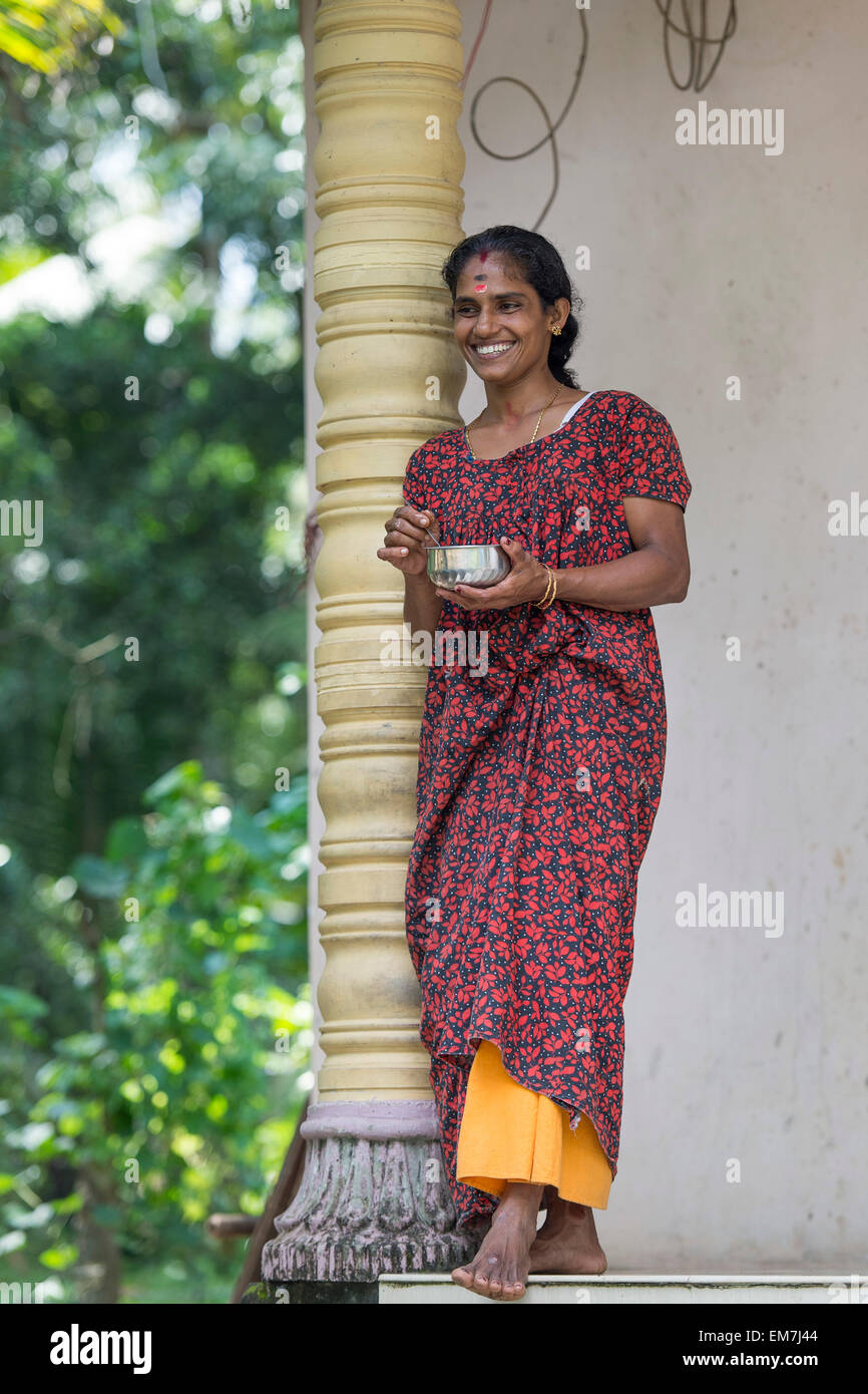 Lächelnde Frau lehnt sich an eine Säule in Alappuzha, Kerala, Indien Stockfoto