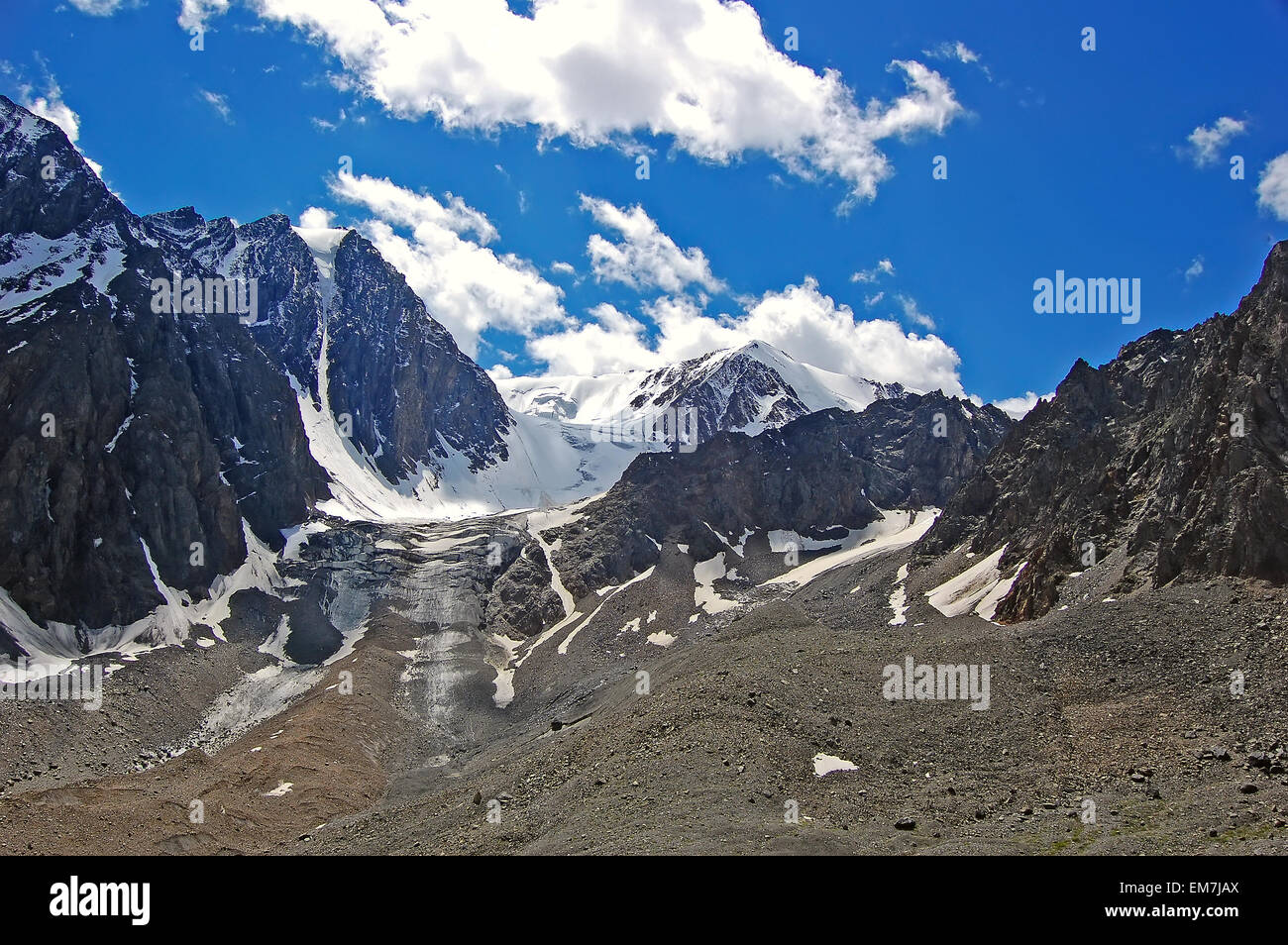 Altai-Sommerlandschaft Russland mit einer Steppe mit Rasen bedeckt und einige Pflanzen, eine Gruppe von Steinen als Vordergrund Blumen und Stockfoto