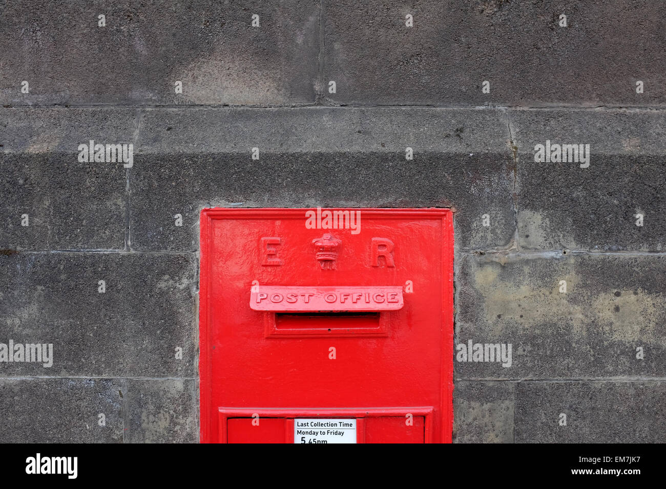 Roten Briefkasten in einer grauen Wand in Winchester Stockfoto