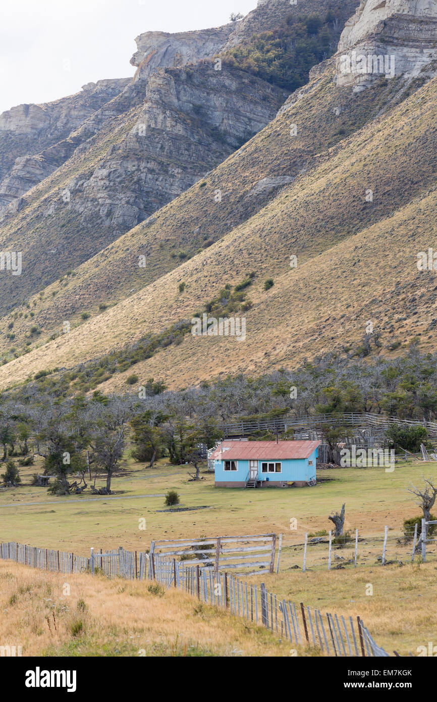 Klein-Holding und blaue Kabine, in der Nähe von Puerto Natales, Patagonien, Chile Stockfoto