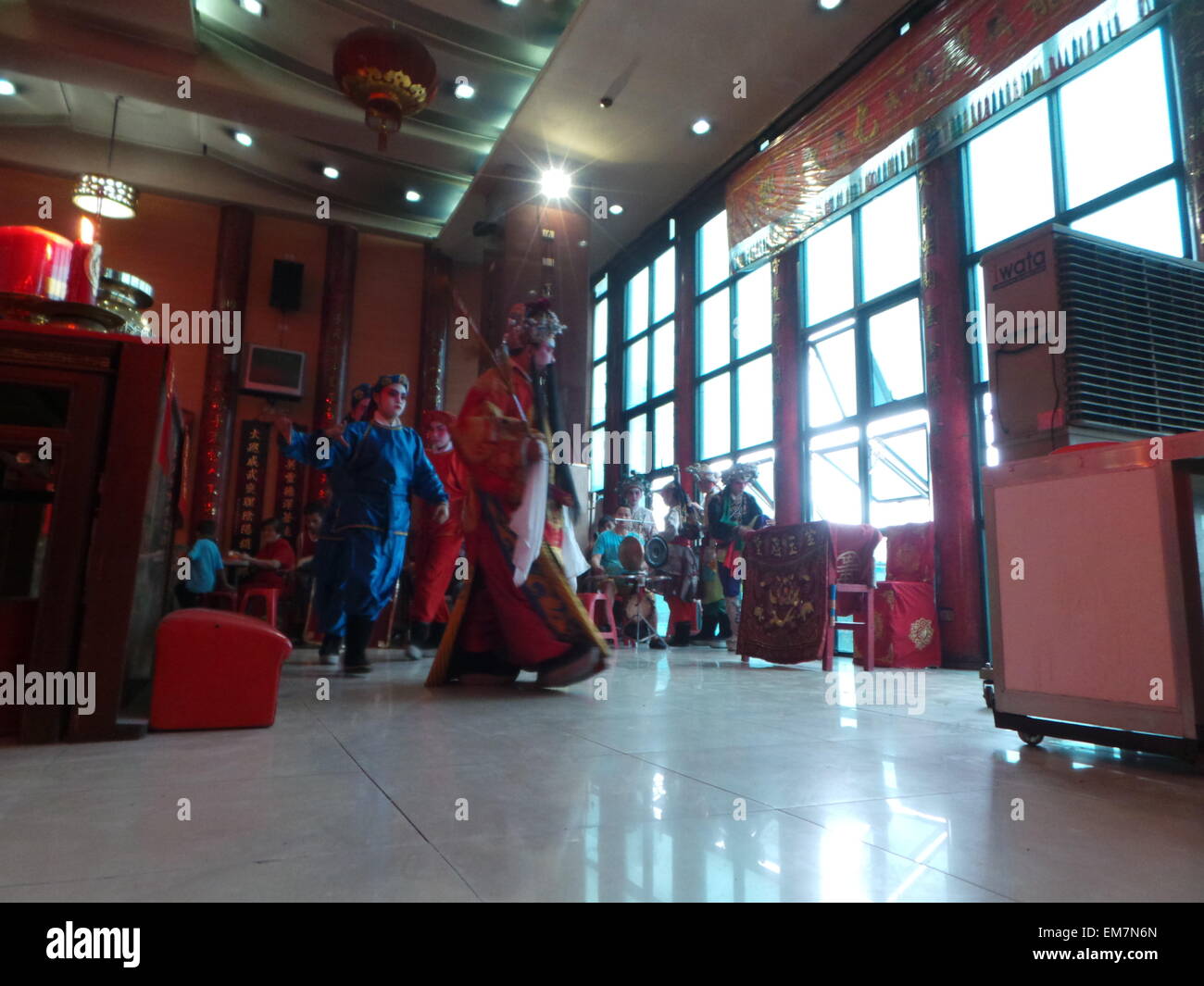 Manila, Philippinen. 16. April 2015. Siu Deng Hing chinesischen Operntruppe führt Kaoka bei Ching Leong Tempel in1454 Jose Abad Santos Street, Tondo, Manila. Kaoka Aufführungen sind in der Regel in den taoistischen Tempeln während der Tempel Götter Festtagen statt. © Sherbien Dacalanio/Pacific Press/Alamy Live-Nachrichten Stockfoto